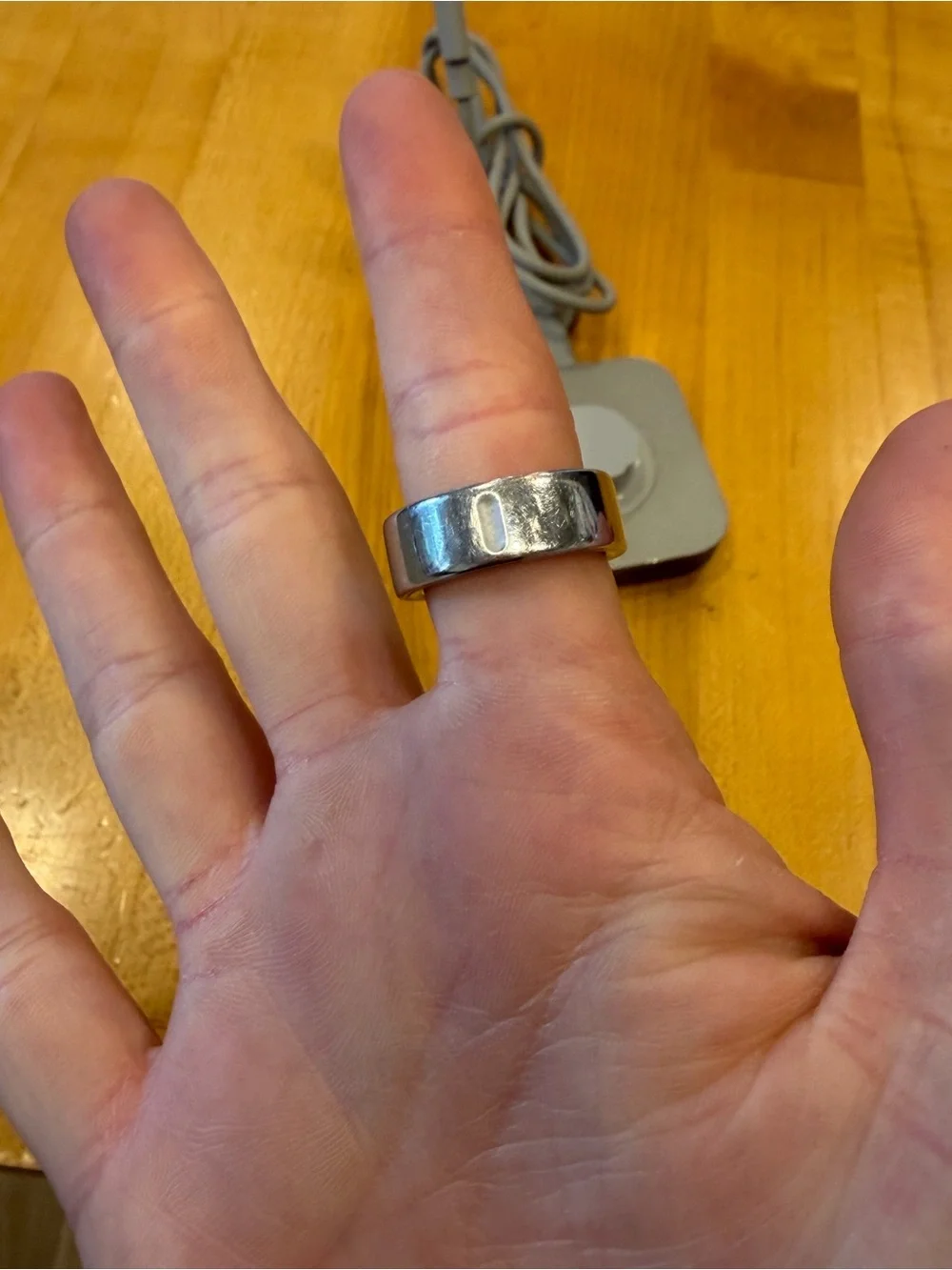 Oura Ring 4 Smart Ring -size 8 - Silver Titanium (Original Charger Included)